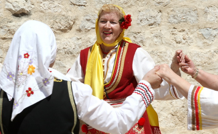 Zadar, 120512.
Danas je u Domu hrvatske mladezi u Zadru odrzan dan Nacionalnih manjina Zadarske zupanije, albanke, bosnjacke, madjarske, makedonske, slovenske, srpske i talijanske. Nacionalne manjine su svoju kulturu predstavile kroz pjesmu,ples i tradici Zadar, 120512.
Danas je u Domu hrvatske mladezi u Zadru odrzan dan Nacionalnih manjina Zadarske zupanije, albanke, bosnjacke, madjarske, makedonske, slovenske, srpske i talijanske. Nacionalne manjine su svoju kulturu predstavile kroz pjesmu,ples i tradici