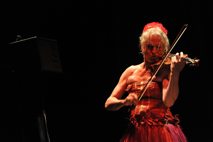 Zadar, 100513
Veceras je u Hrvatskom narodnom kazalistu nastupio Darko Rundek sa svojim bendom Cargo triom.
Foto: Luka Gerlanc / CROPIX Zadar, 100513
Veceras je u Hrvatskom narodnom kazalistu nastupio Darko Rundek sa svojim bendom Cargo triom.
Foto: Luka Gerlanc / CROPIX