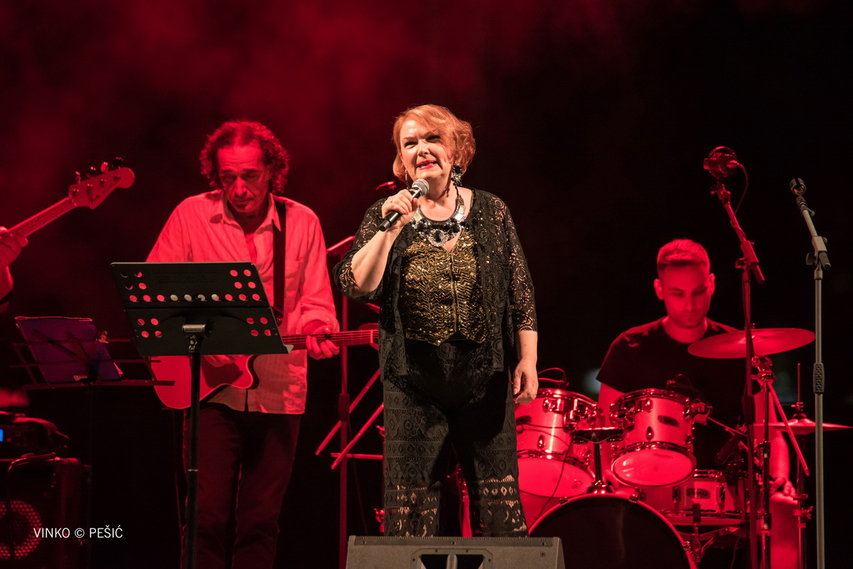 Zorica Kondža i klapa Cambi @ bazen Ilirije u Biogradu