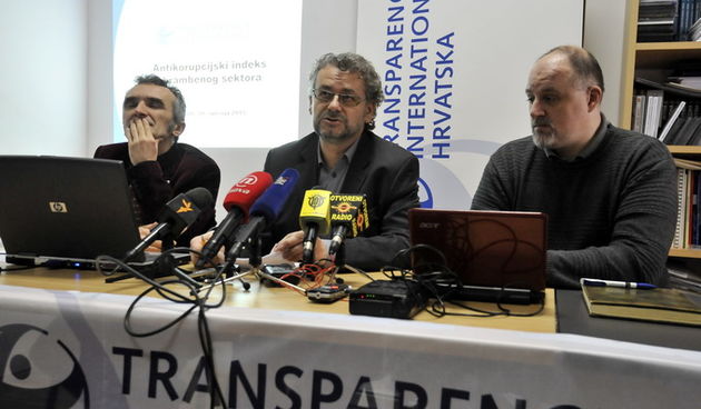 Zagreb, 300113.
Konferencija za medije Transparency International Hrvatska na kojoj je predstavljen Protukorupcijski indeks sigurnosno – obrambenih sustava. O tom indeksu govorili su Zorislav Antun Petrovic, Nikola Kristic i Igor Tabak.
Na fotografiji: Zo