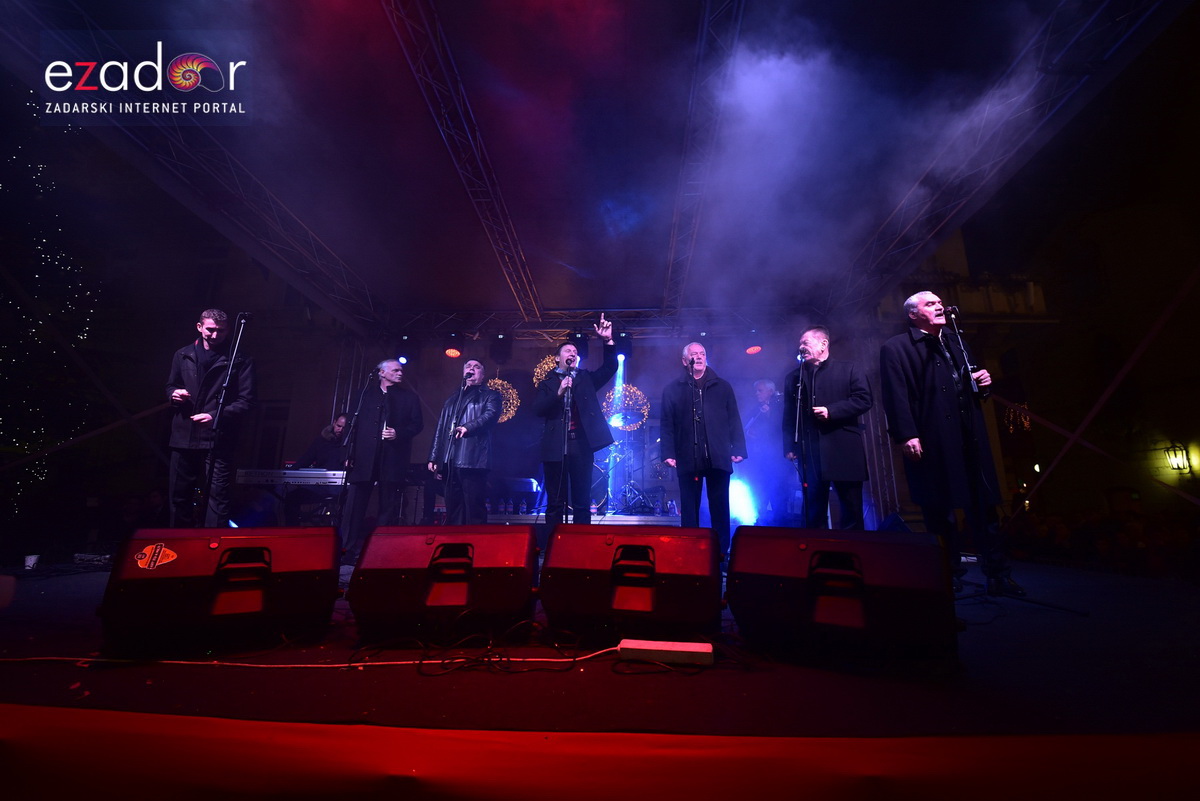 Tisuće Zadrana uživalo na krcatom Narodnom trgu i Tgu Petra Zoranića uz Tomislava Bralića i klapu Intrade Tisuće Zadrana uživalo na krcatom Narodnom trgu i Tgu Petra Zoranića uz Tomislava Bralića i klapu Intrade