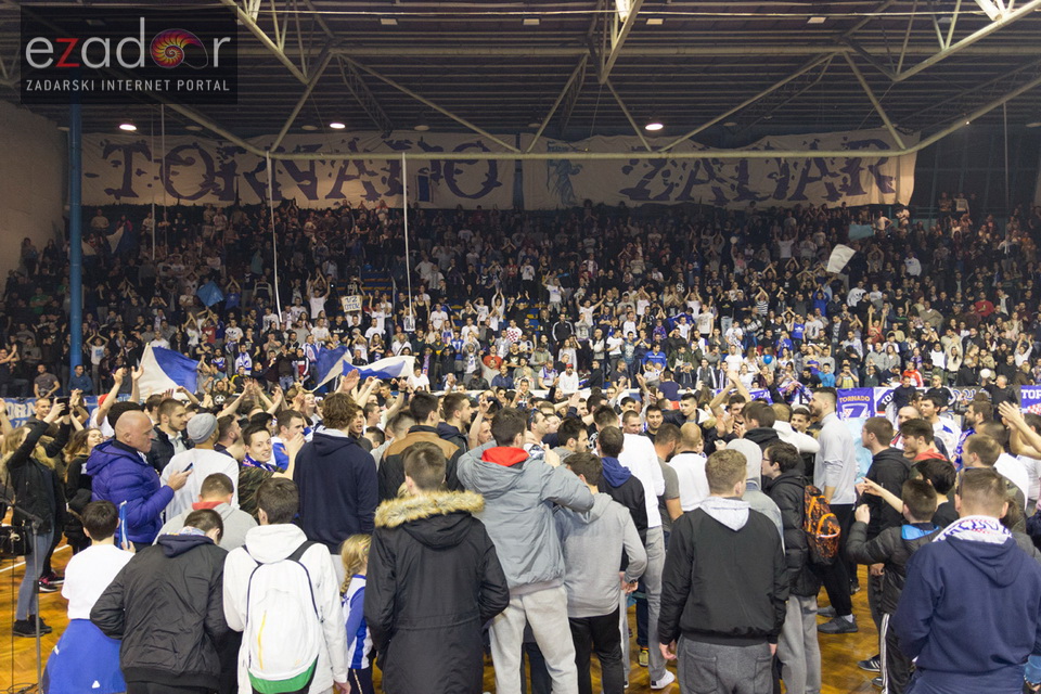 Humanitarno gledanje utakmice Zadar-Cibona (85-84) u Jazinama Humanitarno gledanje utakmice Zadar-Cibona (85-84) u Jazinama