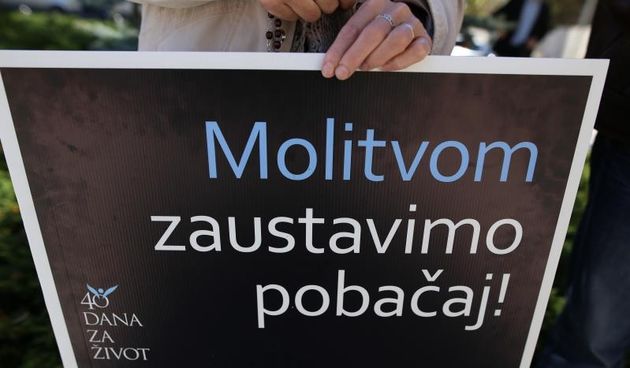 Clanovi Udruge 40 dana za zivot moli ispred bolnice Sestre milosrdnice za trudnice koje dolaze na pobacaj. Photo: Igor Soban/PIXSELL