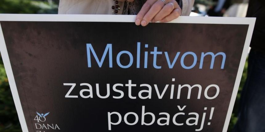 Clanovi Udruge 40 dana za zivot moli ispred bolnice Sestre milosrdnice za trudnice koje dolaze na pobacaj. Photo: Igor Soban/PIXSELL Clanovi Udruge 40 dana za zivot moli ispred bolnice Sestre milosrdnice za trudnice koje dolaze na pobacaj. Photo: Igor Soban/PIXSELL