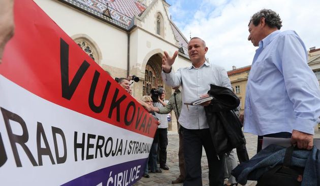 28.10.2013., Zagreb – Dolazak predstavnika Stozera za obranu hrvatskog Vukovara u Banske dvore na drugi sastanak s premijerom Milanovicem o problematici postavljanja dvojezicnih ploca u Vukovaru. Tomislav Josic, Vlado Iljkic, Josip Klemm i Ilija Vucemil