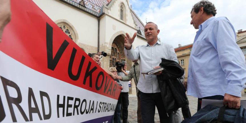 28.10.2013., Zagreb – Dolazak predstavnika Stozera za obranu hrvatskog Vukovara u Banske dvore na drugi sastanak s premijerom Milanovicem o problematici postavljanja dvojezicnih ploca u Vukovaru. Tomislav Josic, Vlado Iljkic, Josip Klemm i Ilija Vucemil 28.10.2013., Zagreb – Dolazak predstavnika Stozera za obranu hrvatskog Vukovara u Banske dvore na drugi sastanak s premijerom Milanovicem o problematici postavljanja dvojezicnih ploca u Vukovaru. Tomislav Josic, Vlado Iljkic, Josip Klemm i Ilija Vucemil