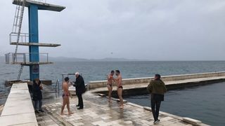 3, 2, 1: Trojica mladih Zadrana na Božić skočila sa skakaonice na bazenu 3, 2, 1: Trojica mladih Zadrana na Božić skočila sa skakaonice na bazenu