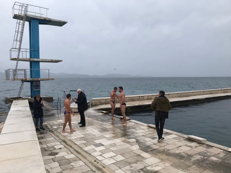 3, 2, 1: Trojica mladih Zadrana na Božić skočila sa skakaonice na bazenu 3, 2, 1: Trojica mladih Zadrana na Božić skočila sa skakaonice na bazenu