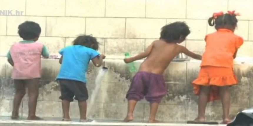 Indija: Vrućina je tolika da se tope ceste, foto: Print Screen/Dnevnik.hr Indija: Vrućina je tolika da se tope ceste, foto: Print Screen/Dnevnik.hr