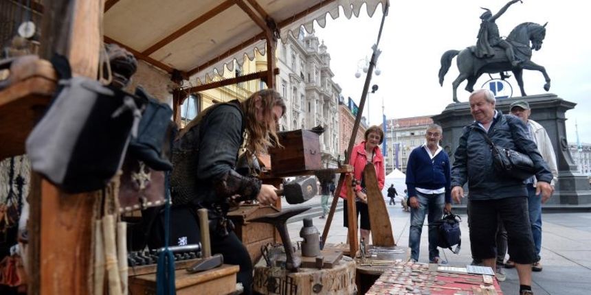 Na trgu bana Josipa Jelacica odrzava se Sajam slavonskih proizvoda. Photo: Marko Lukunic/PIXSELL Na trgu bana Josipa Jelacica odrzava se Sajam slavonskih proizvoda. Photo: Marko Lukunic/PIXSELL