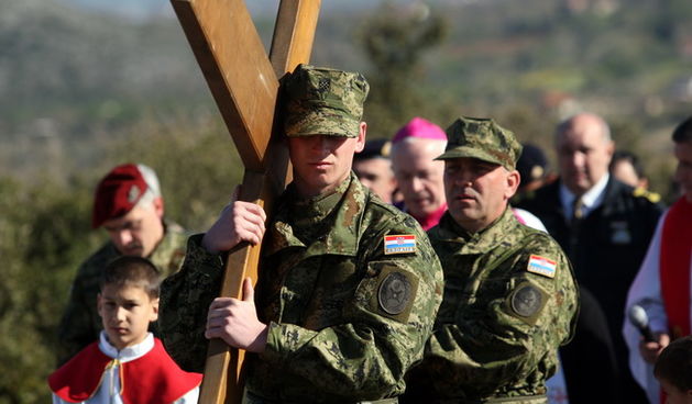 Zadar, 020410.
Krizni put Hrvatske vojske i policije na brdu Kamenjak kod Stankovaca predvodio je vojni ordinarij u RH biskup Juraj Jezerinac. Na brdu Kamenjak je jama u koju su 1944. godine bacena mnoga tijela. Na tom je mjestu nakon Domovinskog rata pod