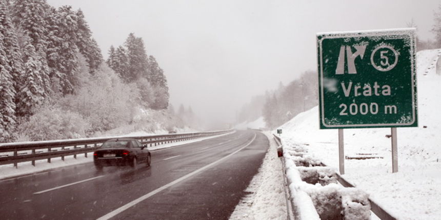 Gorski kotar, 031109.
U Gorskom kotaru od nocas pada snijeg koji se zadrzava na kolniku. Za sada nije uzrokovao vece probleme u prometu. Na slici: autocesta Rijeka – Zagreb, dionica Ostrovica – Vrata.
Foto: Tea Cimas / Cropix Gorski kotar, 031109.
U Gorskom kotaru od nocas pada snijeg koji se zadrzava na kolniku. Za sada nije uzrokovao vece probleme u prometu. Na slici: autocesta Rijeka – Zagreb, dionica Ostrovica – Vrata.
Foto: Tea Cimas / Cropix