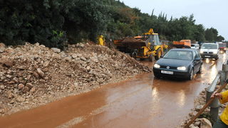 Dubrovnik, 221110.
Velike kolicene kise koje su padale danas na dubrovackom podrucju izazvale su velike poplave, odrone, sto je uveliko otezavalo pjesacki i cestovni promet. 
Na fotografiji: odron na magistrali povise Dubrovnika.
Foto: Admir Buljubasic /