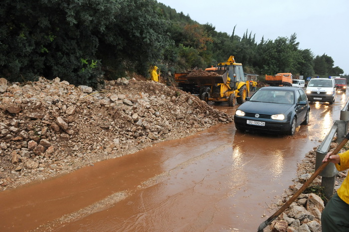 Dubrovnik, 221110.
Velike kolicene kise koje su padale danas na dubrovackom podrucju izazvale su velike poplave, odrone, sto je uveliko otezavalo pjesacki i cestovni promet. 
Na fotografiji: odron na magistrali povise Dubrovnika.
Foto: Admir Buljubasic /