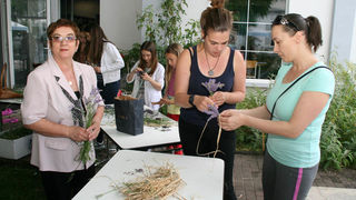 Danas je održana kreativna radionica za velike i male u organizaciji Dječjeg odjela Gradske knjižnice Zadar: izrada stručaka i jastučića od lavande od 10-12 h. Radionicu je vodila gospođa Jadranka Plantak. Foto by Lucija Juravic Danas je održana kreativna radionica za velike i male u organizaciji Dječjeg odjela Gradske knjižnice Zadar: izrada stručaka i jastučića od lavande od 10-12 h. Radionicu je vodila gospođa Jadranka Plantak. Foto by Lucija Juravic