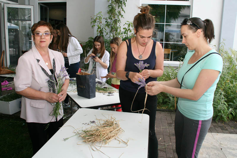 Danas je održana kreativna radionica za velike i male u organizaciji Dječjeg odjela Gradske knjižnice Zadar: izrada stručaka i jastučića od lavande od 10-12 h. Radionicu je vodila gospođa Jadranka Plantak. Foto by Lucija Juravic Danas je održana kreativna radionica za velike i male u organizaciji Dječjeg odjela Gradske knjižnice Zadar: izrada stručaka i jastučića od lavande od 10-12 h. Radionicu je vodila gospođa Jadranka Plantak. Foto by Lucija Juravic