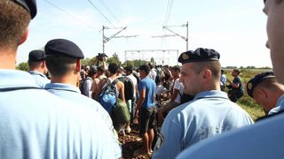 Tovarnik: Izbjeglice su izgubili strpljenje te pjesice krenuli po pruzi prema Zagrebu. Nakon nekoliko stotina metara zaustavila ih je policija i obecala kako prijevoz stize. Photo: Zeljko Lukunic/PIXSELL