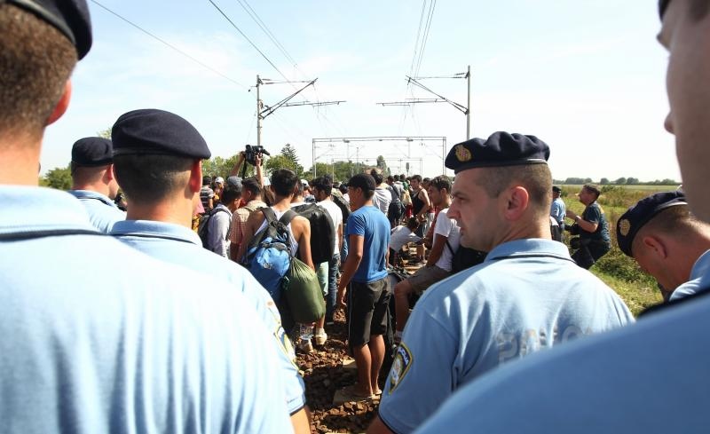 Tovarnik: Izbjeglice su izgubili strpljenje te pjesice krenuli po pruzi prema Zagrebu. Nakon nekoliko stotina metara zaustavila ih je policija i obecala kako prijevoz stize. Photo: Zeljko Lukunic/PIXSELL