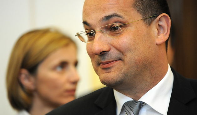 Zadar, 100413.
Ministar pravosudja Orsat Miljenic posjetio je Zupanijski sud u Zadru gdje je razgovarao s predsjednikom Vrhovnog suda Brankom Hrvatinom, v. d. predsjednikom Zupanijskog suda u Zadru Vladimirom Mikolcevicem, te predsjednicima opcinskih i pr