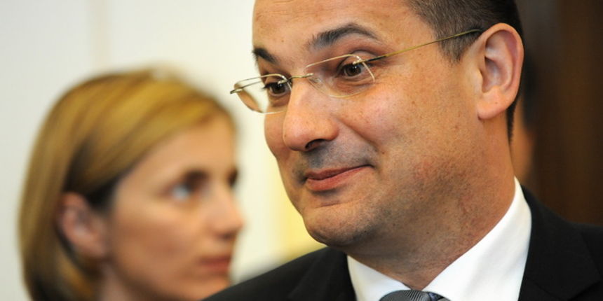 Zadar, 100413.
Ministar pravosudja Orsat Miljenic posjetio je Zupanijski sud u Zadru gdje je razgovarao s predsjednikom Vrhovnog suda Brankom Hrvatinom, v. d. predsjednikom Zupanijskog suda u Zadru Vladimirom Mikolcevicem, te predsjednicima opcinskih i pr