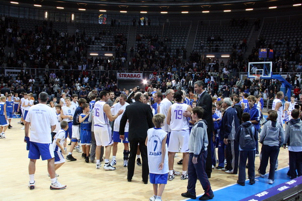 KK Zadar – Real Madrid, umirovljenje dresova 10 (Giuseppe Giergia) i 11 (Kresimir Cosic), Foto; Mladen Malik KK Zadar – Real Madrid, umirovljenje dresova 10 (Giuseppe Giergia) i 11 (Kresimir Cosic), Foto; Mladen Malik