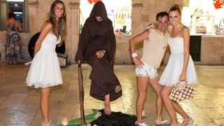 24.08.2013., Stradun, Dubrovnik – Jadranko Kljucanin, zadarski modni macak izvodi performans na Stradunu. Photo: Grgo Jelavic/PIXSELL