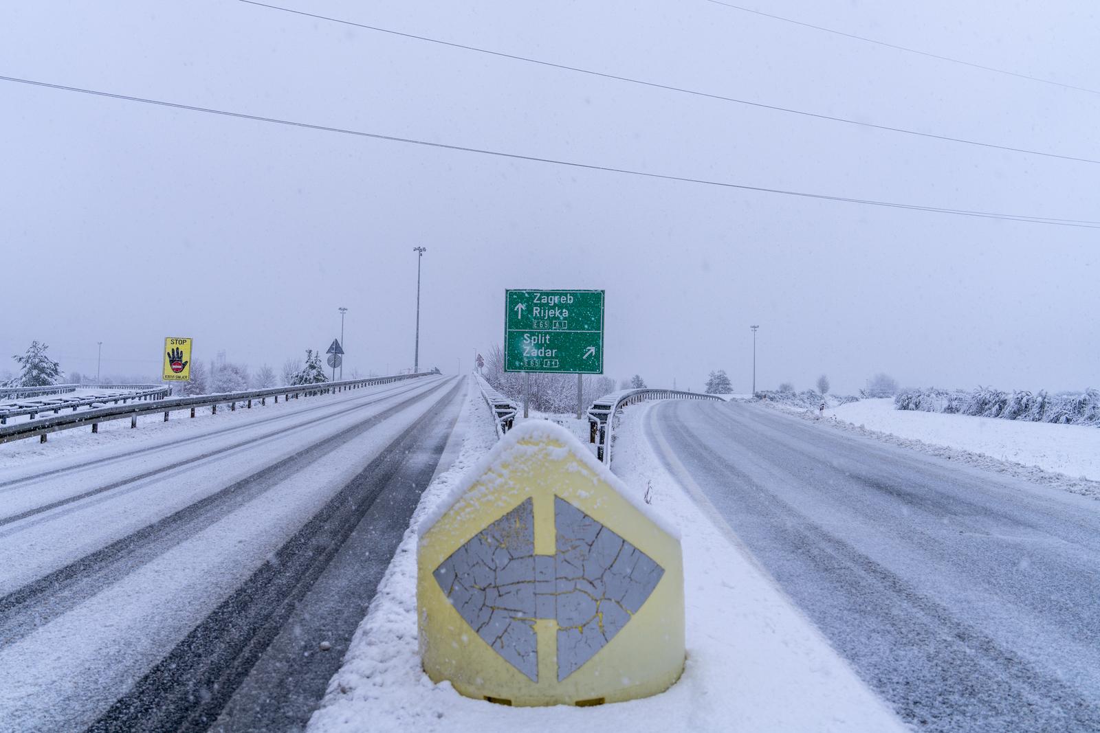 Snijeg i zimski uvjeti kod čvora Gospić na autocesti A1