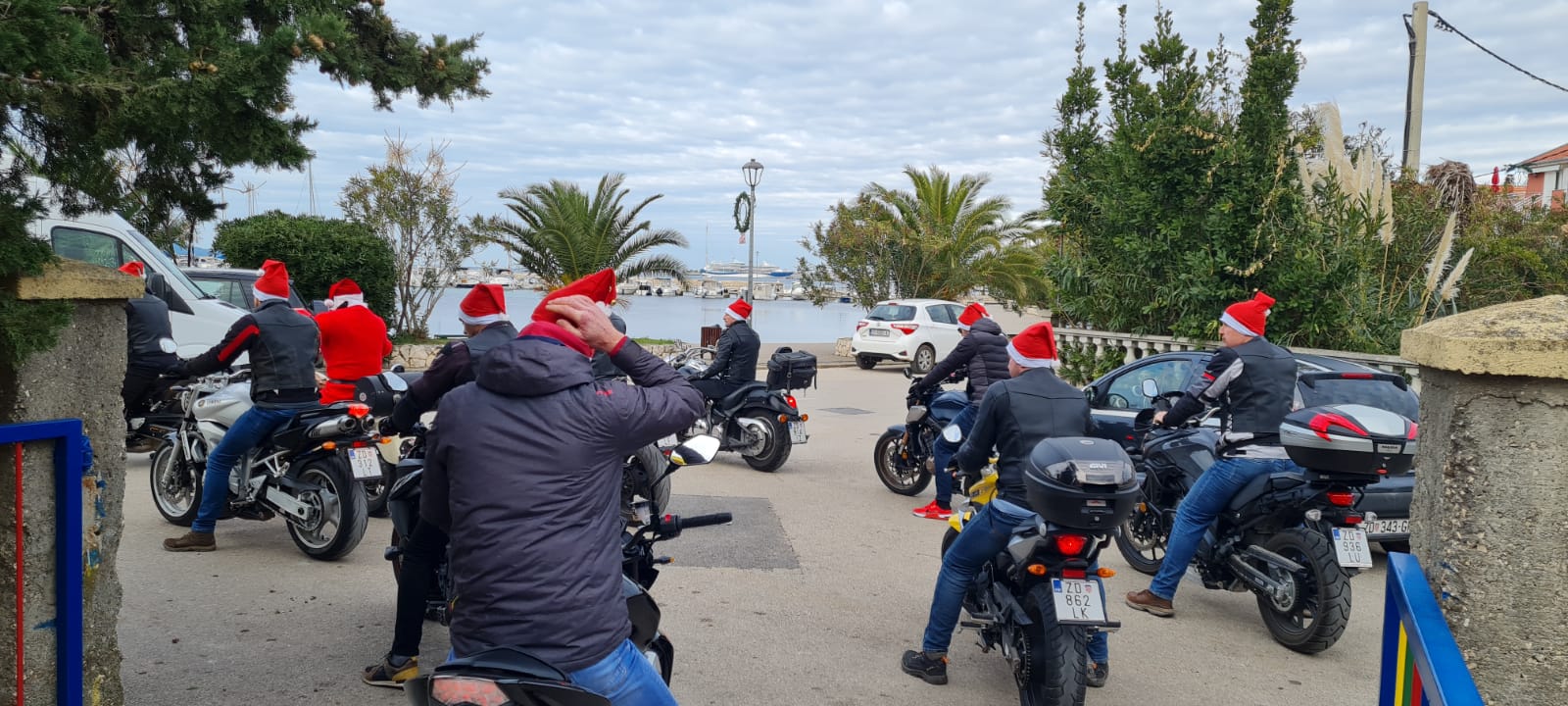 Bibinje: Moto mrazovi razveselili mališane Bibinje: Moto mrazovi razveselili mališane