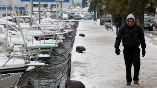 Zadar, 060212.
Iako je snijeg stao padati prije dva dana Zadar je jos uvijek pod bijelim pokrivacem, a niske temperature stvorile su poledicu. Sve glavne prometnice su ociscene osim onih prilaznih koje bi gradjani trebali sami ocistiti, rijetki su oni koj Zadar, 060212.
Iako je snijeg stao padati prije dva dana Zadar je jos uvijek pod bijelim pokrivacem, a niske temperature stvorile su poledicu. Sve glavne prometnice su ociscene osim onih prilaznih koje bi gradjani trebali sami ocistiti, rijetki su oni koj