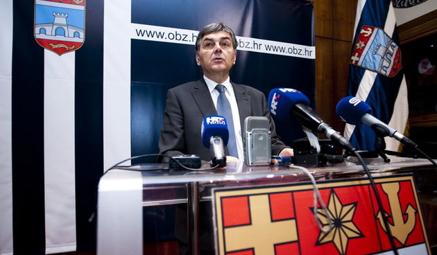 Osijek, 310113.
Vladimir Sisljagic zupan osjecko-baranjski i predsjednik HDSSB-a sazvao je izvanrednu konferenciju za medije zbog jucerasnje ostavke predsjednika Zupanijske skupstine Zlatka Maksimovica.Maksimovic je ostavku dao jer ga USKOK sumnjici za pr