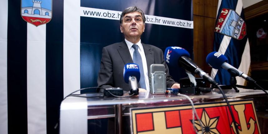 Osijek, 310113.
Vladimir Sisljagic zupan osjecko-baranjski i predsjednik HDSSB-a sazvao je izvanrednu konferenciju za medije zbog jucerasnje ostavke predsjednika Zupanijske skupstine Zlatka Maksimovica.Maksimovic je ostavku dao jer ga USKOK sumnjici za pr Osijek, 310113.
Vladimir Sisljagic zupan osjecko-baranjski i predsjednik HDSSB-a sazvao je izvanrednu konferenciju za medije zbog jucerasnje ostavke predsjednika Zupanijske skupstine Zlatka Maksimovica.Maksimovic je ostavku dao jer ga USKOK sumnjici za pr