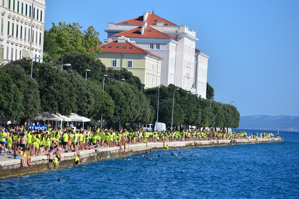 10. dm Millennium Jump na zadarskoj rivi – 3 tisuće skakača poslalo prekrasnu priču u svijet 10. dm Millennium Jump na zadarskoj rivi – 3 tisuće skakača poslalo prekrasnu priču u svijet