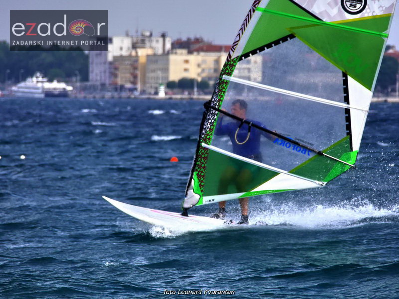 Guštanje surfera u jakom jugu Guštanje surfera u jakom jugu