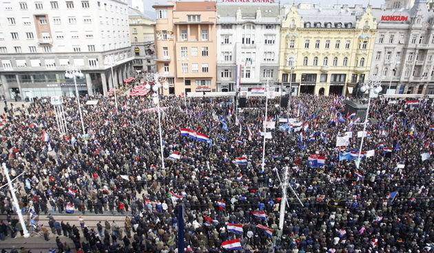 Zagreb, 070413.
Trg bana Josipa Jelacica.
Stozer za obranu hrvatskog Vukovara organizirao je danas u podne na Trgu bana Jelacica prosvjed protiv uvodjenja cirilice u Vukovaru pod nazivom Obrana Hrvatske od cirilice.
Vlakom mira, po uzoru na istoimeni vlak