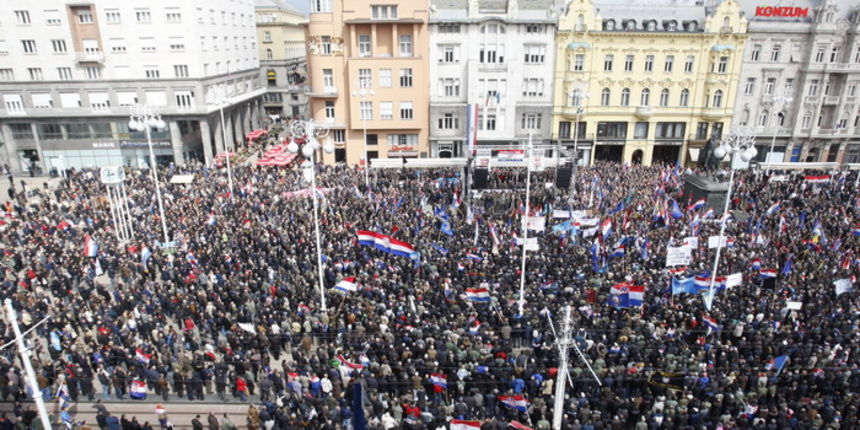 Zagreb, 070413.
Trg bana Josipa Jelacica.
Stozer za obranu hrvatskog Vukovara organizirao je danas u podne na Trgu bana Jelacica prosvjed protiv uvodjenja cirilice u Vukovaru pod nazivom Obrana Hrvatske od cirilice.
Vlakom mira, po uzoru na istoimeni vlak Zagreb, 070413.
Trg bana Josipa Jelacica.
Stozer za obranu hrvatskog Vukovara organizirao je danas u podne na Trgu bana Jelacica prosvjed protiv uvodjenja cirilice u Vukovaru pod nazivom Obrana Hrvatske od cirilice.
Vlakom mira, po uzoru na istoimeni vlak