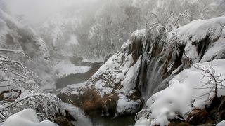 Zimska idila na snijegom prekrivenim Plitvičkim jezerima Zimska idila na snijegom prekrivenim Plitvičkim jezerima