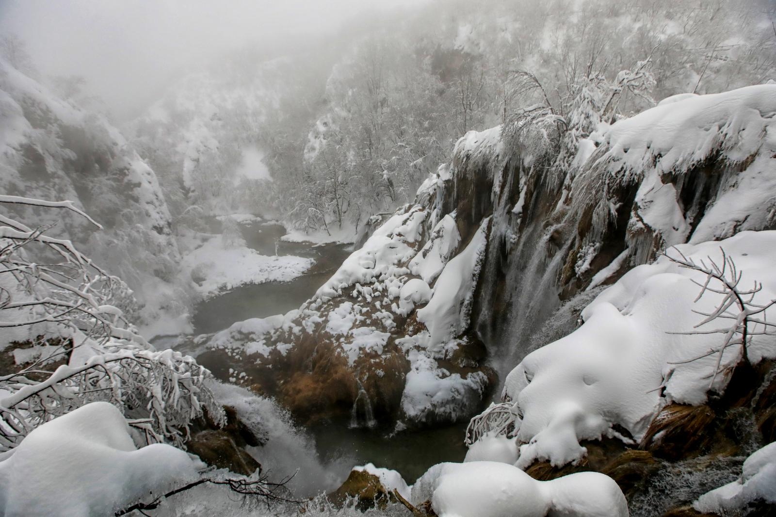 Zimska idila na snijegom prekrivenim Plitvičkim jezerima Zimska idila na snijegom prekrivenim Plitvičkim jezerima