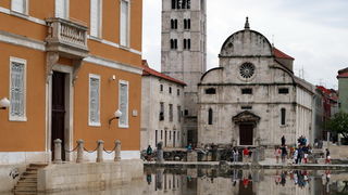 Zadar, 010912.
Nakon visemjesecne suse u Zadru se u subotu ujutro dogodio potop. Kisa je uz povremenu jaku grmljavinu pocela padati pred zoru, oko pet sati i jos nije prestala padati. Ogromne kolicine kise prekrile su prometnice na godinama poznatim kriti