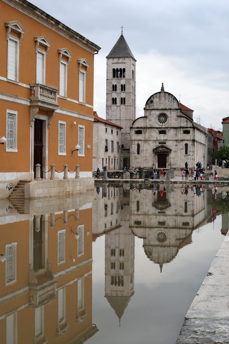 Zadar, 010912.
Nakon visemjesecne suse u Zadru se u subotu ujutro dogodio potop. Kisa je uz povremenu jaku grmljavinu pocela padati pred zoru, oko pet sati i jos nije prestala padati. Ogromne kolicine kise prekrile su prometnice na godinama poznatim kriti