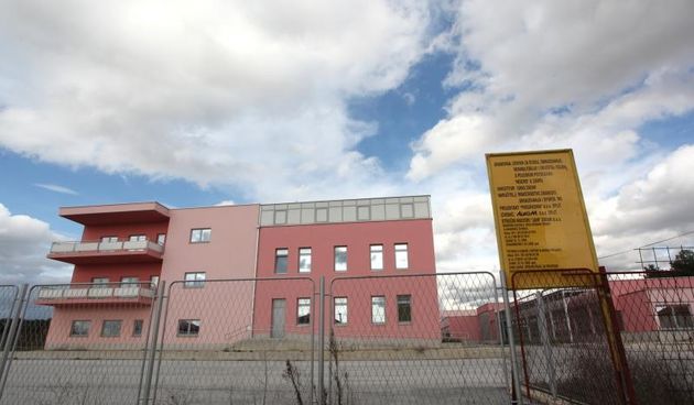 Zadar – Skoro dovrsena zgrada koju je narucilo Ministarstvo znanosti, obrazovanja i sporta za investitora Grad Zadar zjapi prazna. Centar za djecu s posebnim potrebama kod sportskog centra Mocire jos ceka zavrsetak gradjevinskih radova, a u mjedjuvremenu