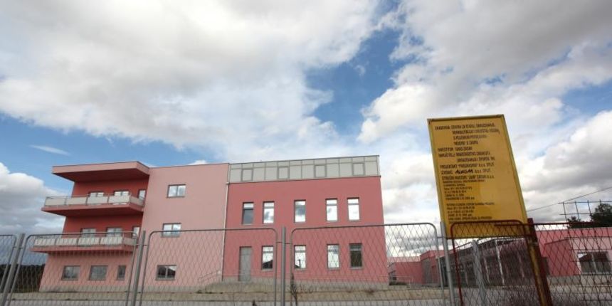 Zadar – Skoro dovrsena zgrada koju je narucilo Ministarstvo znanosti, obrazovanja i sporta za investitora Grad Zadar zjapi prazna. Centar za djecu s posebnim potrebama kod sportskog centra Mocire jos ceka zavrsetak gradjevinskih radova, a u mjedjuvremenu Zadar – Skoro dovrsena zgrada koju je narucilo Ministarstvo znanosti, obrazovanja i sporta za investitora Grad Zadar zjapi prazna. Centar za djecu s posebnim potrebama kod sportskog centra Mocire jos ceka zavrsetak gradjevinskih radova, a u mjedjuvremenu