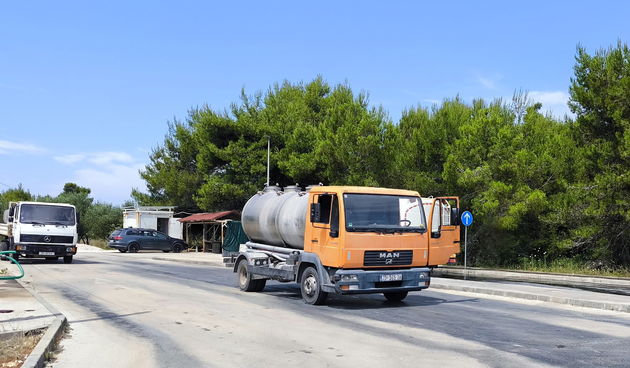 Dostavljači vode s cisternama strpljivo čekaju na punjenje na hidrantskom platou