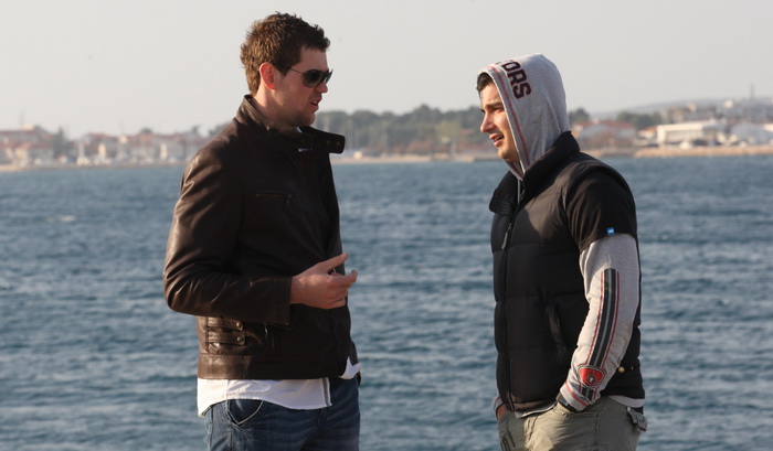 Zadar, 190312.
Rukometasi Zagreba Josip Valcic i Jakov Gojun uzivali su gledajuci vratolomije kitesurfera u blizini zadarskih orgulja.
Foto : Andrija Lucic / cropix Zadar, 190312.
Rukometasi Zagreba Josip Valcic i Jakov Gojun uzivali su gledajuci vratolomije kitesurfera u blizini zadarskih orgulja.
Foto : Andrija Lucic / cropix