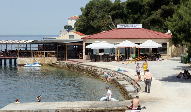 Zadar,150610.
Medussa Bar koji se nalazi na gradskoj plazi Kolovare je top tema gradskoj vlasti.
Objekt je ogromnih gabarita,prosiren je na okolno    zemljiste,na pomorsko dobro i na samo more i to bez ikakve gradjevinske ili bilo kakve druge dozvole.
Fot