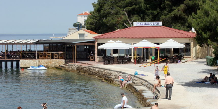 Zadar,150610.
Medussa Bar koji se nalazi na gradskoj plazi Kolovare je top tema gradskoj vlasti.
Objekt je ogromnih gabarita,prosiren je na okolno    zemljiste,na pomorsko dobro i na samo more i to bez ikakve gradjevinske ili bilo kakve druge dozvole.
Fot