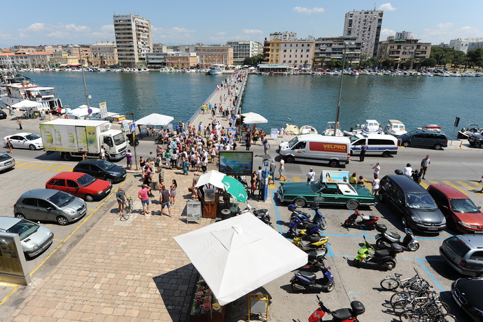 Zadar, 270712.
Stanari tzv. Galicevih zgrada u Diklu su nakon posjete gradonacelniku odrzali prosvjed blokirajuci promet u centru grada na pjesackom prijelazu koji s mosta vodi u stari dio grada. Promet je bio blokiran pola sata prema najavi stanara. Razl