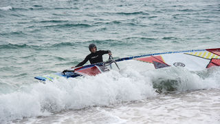 Južina nekima donosi glavobolju, surferima i kajterima je prava radost. Tako je bilo i jučer. Na biogradskoj plaži Dražica okupilo se dvadesetak ljubitelja vjetra, većina iz kiteboarding kluba Badevana-surf iz Zagreba. Iako su po meteorološkoj prognozi oč