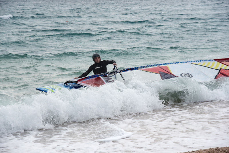 Južina nekima donosi glavobolju, surferima i kajterima je prava radost. Tako je bilo i jučer. Na biogradskoj plaži Dražica okupilo se dvadesetak ljubitelja vjetra, većina iz kiteboarding kluba Badevana-surf iz Zagreba. Iako su po meteorološkoj prognozi oč