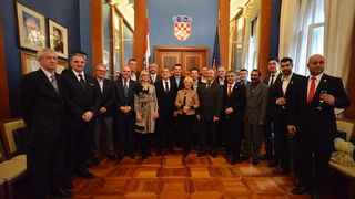 Gradonačelnik Kalmeta primio obitelj Ćosić i sudionike završnice Krešinog Kupa Gradonačelnik Kalmeta primio obitelj Ćosić i sudionike završnice Krešinog Kupa