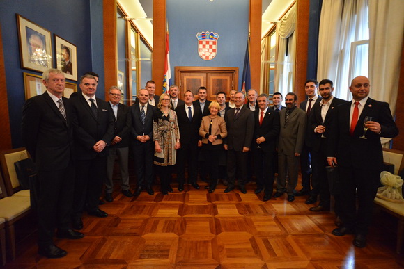 Gradonačelnik Kalmeta primio obitelj Ćosić i sudionike završnice Krešinog Kupa Gradonačelnik Kalmeta primio obitelj Ćosić i sudionike završnice Krešinog Kupa